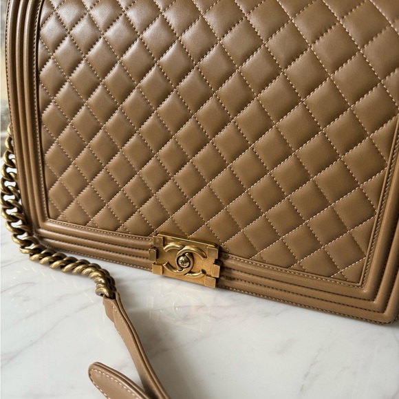 CHANEL 2018 Large Boy Diamond Quilted Leather bag in Beige - Picture 3 of 16